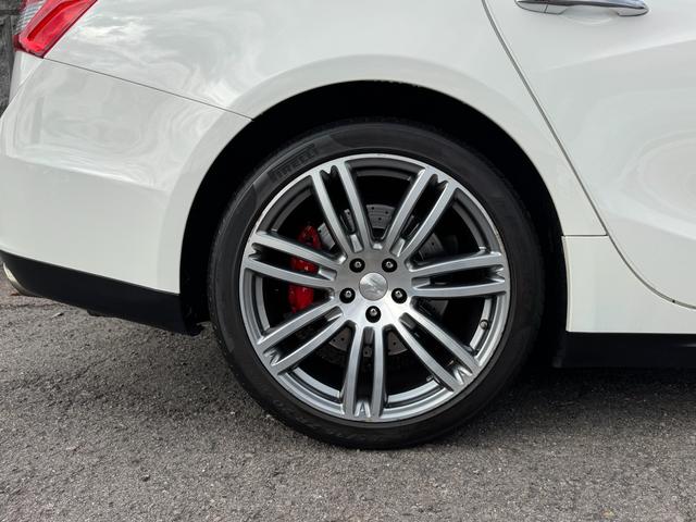 ギブリ Ｓ　ディーラー整備記録／赤革シート／レッドブレーキキャリパー／パドルシフト／スカイフックサスペンション／スポーツペダル／全席シートヒーター／メモリ付パワーシート／純正２０インチＡＷ／ＬＥＤ／スマートキー（20枚目）