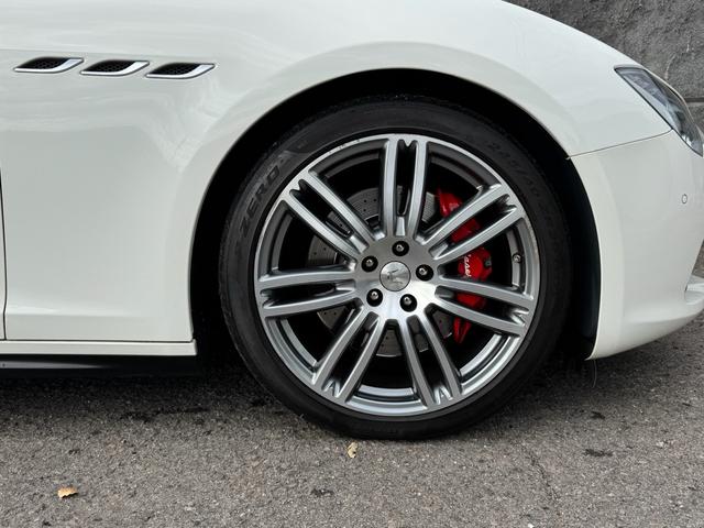 ギブリ Ｓ　ディーラー整備記録／赤革シート／レッドブレーキキャリパー／パドルシフト／スカイフックサスペンション／スポーツペダル／全席シートヒーター／メモリ付パワーシート／純正２０インチＡＷ／ＬＥＤ／スマートキー（21枚目）