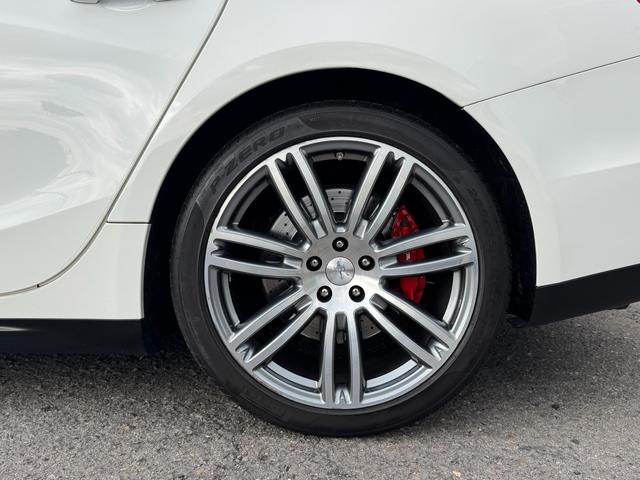 ギブリ Ｓ　ディーラー整備記録／赤革シート／レッドブレーキキャリパー／パドルシフト／スカイフックサスペンション／スポーツペダル／全席シートヒーター／メモリ付パワーシート／純正２０インチＡＷ／ＬＥＤ／スマートキー（22枚目）