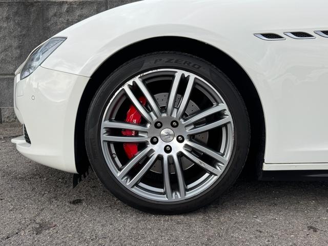 ギブリ Ｓ　ディーラー整備記録／赤革シート／レッドブレーキキャリパー／パドルシフト／スカイフックサスペンション／スポーツペダル／全席シートヒーター／メモリ付パワーシート／純正２０インチＡＷ／ＬＥＤ／スマートキー（23枚目）