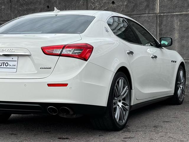 ギブリ Ｓ　ディーラー整備記録／赤革シート／レッドブレーキキャリパー／パドルシフト／スカイフックサスペンション／スポーツペダル／全席シートヒーター／メモリ付パワーシート／純正２０インチＡＷ／ＬＥＤ／スマートキー（24枚目）