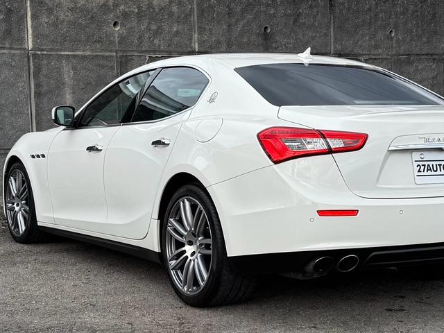 ギブリ Ｓ　ディーラー整備記録／赤革シート／レッドブレーキキャリパー／パドルシフト／スカイフックサスペンション／スポーツペダル／全席シートヒーター／メモリ付パワーシート／純正２０インチＡＷ／ＬＥＤ／スマートキー（25枚目）