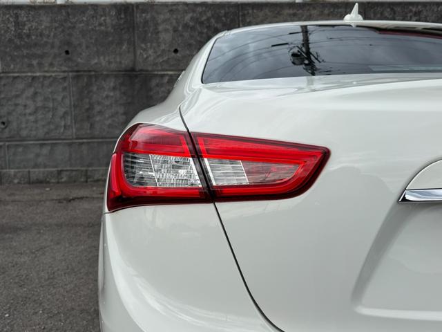 ギブリ Ｓ　ディーラー整備記録／赤革シート／レッドブレーキキャリパー／パドルシフト／スカイフックサスペンション／スポーツペダル／全席シートヒーター／メモリ付パワーシート／純正２０インチＡＷ／ＬＥＤ／スマートキー（26枚目）