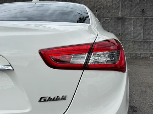 ギブリ Ｓ　ディーラー整備記録／赤革シート／レッドブレーキキャリパー／パドルシフト／スカイフックサスペンション／スポーツペダル／全席シートヒーター／メモリ付パワーシート／純正２０インチＡＷ／ＬＥＤ／スマートキー（27枚目）