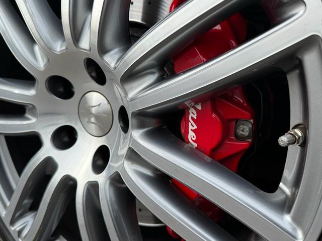 ギブリ Ｓ　ディーラー整備記録／赤革シート／レッドブレーキキャリパー／パドルシフト／スカイフックサスペンション／スポーツペダル／全席シートヒーター／メモリ付パワーシート／純正２０インチＡＷ／ＬＥＤ／スマートキー（35枚目）