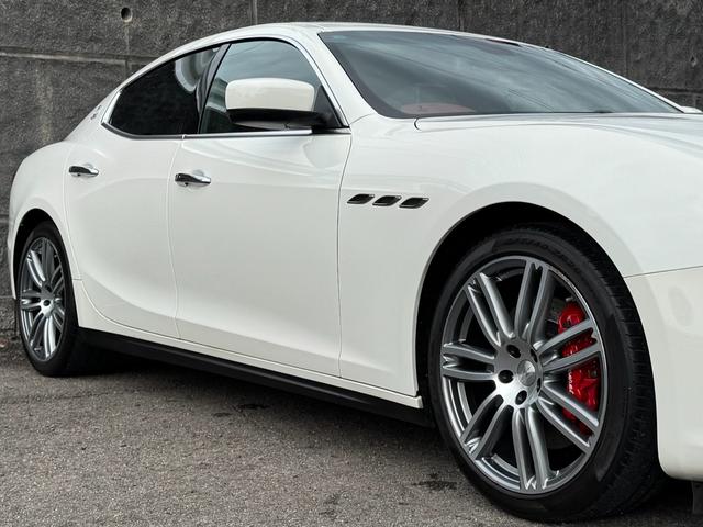 ギブリ Ｓ　ディーラー整備記録／赤革シート／レッドブレーキキャリパー／パドルシフト／スカイフックサスペンション／スポーツペダル／全席シートヒーター／メモリ付パワーシート／純正２０インチＡＷ／ＬＥＤ／スマートキー（37枚目）