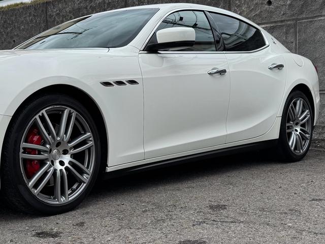 ギブリ Ｓ　ディーラー整備記録／赤革シート／レッドブレーキキャリパー／パドルシフト／スカイフックサスペンション／スポーツペダル／全席シートヒーター／メモリ付パワーシート／純正２０インチＡＷ／ＬＥＤ／スマートキー（38枚目）