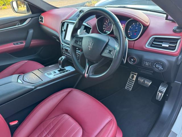 ギブリ Ｓ　ディーラー整備記録／赤革シート／レッドブレーキキャリパー／パドルシフト／スカイフックサスペンション／スポーツペダル／全席シートヒーター／メモリ付パワーシート／純正２０インチＡＷ／ＬＥＤ／スマートキー（39枚目）