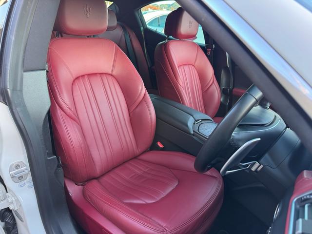 ギブリ Ｓ　ディーラー整備記録／赤革シート／レッドブレーキキャリパー／パドルシフト／スカイフックサスペンション／スポーツペダル／全席シートヒーター／メモリ付パワーシート／純正２０インチＡＷ／ＬＥＤ／スマートキー（41枚目）