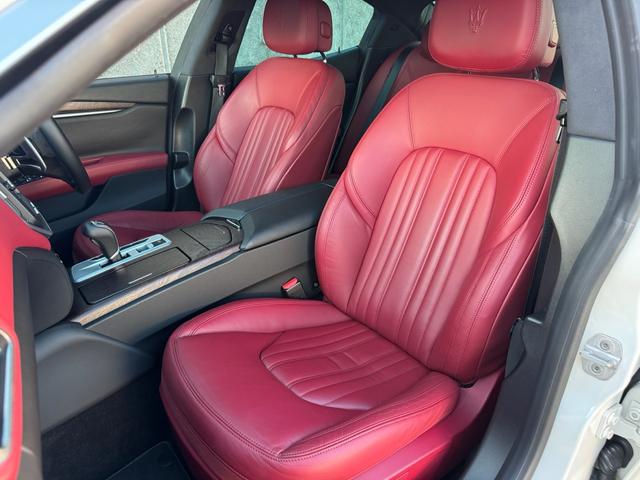 ギブリ Ｓ　ディーラー整備記録／赤革シート／レッドブレーキキャリパー／パドルシフト／スカイフックサスペンション／スポーツペダル／全席シートヒーター／メモリ付パワーシート／純正２０インチＡＷ／ＬＥＤ／スマートキー（42枚目）