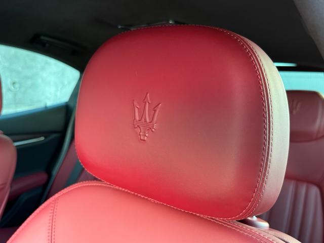 ギブリ Ｓ　ディーラー整備記録／赤革シート／レッドブレーキキャリパー／パドルシフト／スカイフックサスペンション／スポーツペダル／全席シートヒーター／メモリ付パワーシート／純正２０インチＡＷ／ＬＥＤ／スマートキー（43枚目）