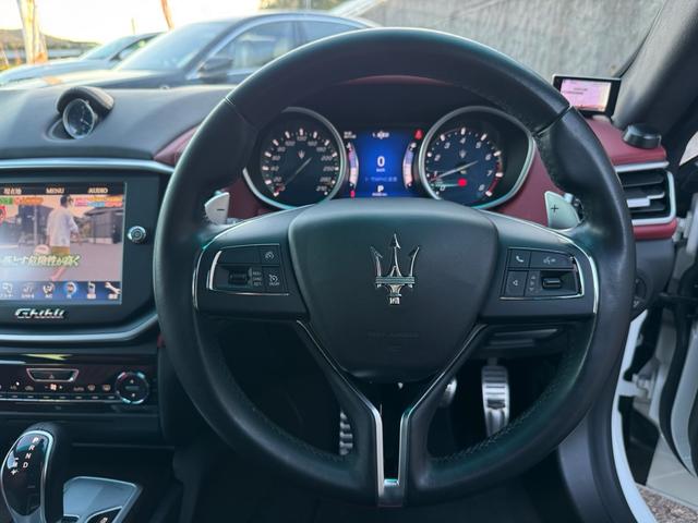 ギブリ Ｓ　ディーラー整備記録／赤革シート／レッドブレーキキャリパー／パドルシフト／スカイフックサスペンション／スポーツペダル／全席シートヒーター／メモリ付パワーシート／純正２０インチＡＷ／ＬＥＤ／スマートキー（44枚目）