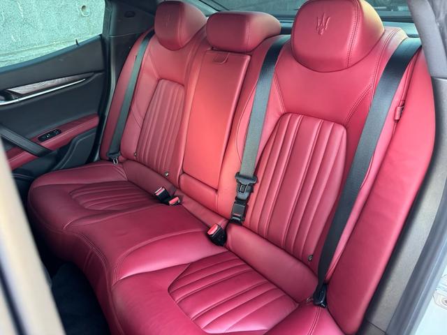 ギブリ Ｓ　ディーラー整備記録／赤革シート／レッドブレーキキャリパー／パドルシフト／スカイフックサスペンション／スポーツペダル／全席シートヒーター／メモリ付パワーシート／純正２０インチＡＷ／ＬＥＤ／スマートキー（46枚目）