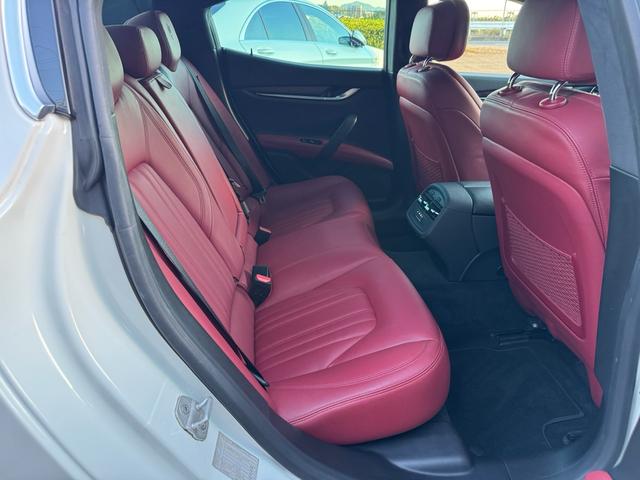 ギブリ Ｓ　ディーラー整備記録／赤革シート／レッドブレーキキャリパー／パドルシフト／スカイフックサスペンション／スポーツペダル／全席シートヒーター／メモリ付パワーシート／純正２０インチＡＷ／ＬＥＤ／スマートキー（47枚目）