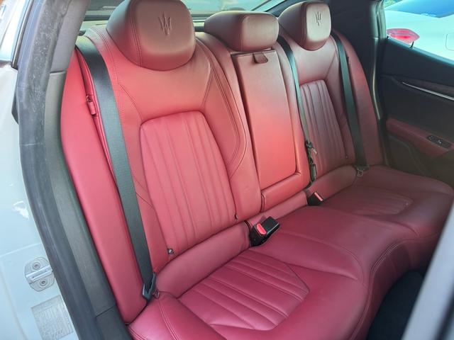 ギブリ Ｓ　ディーラー整備記録／赤革シート／レッドブレーキキャリパー／パドルシフト／スカイフックサスペンション／スポーツペダル／全席シートヒーター／メモリ付パワーシート／純正２０インチＡＷ／ＬＥＤ／スマートキー（48枚目）