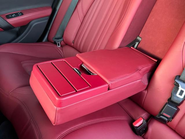 ギブリ Ｓ　ディーラー整備記録／赤革シート／レッドブレーキキャリパー／パドルシフト／スカイフックサスペンション／スポーツペダル／全席シートヒーター／メモリ付パワーシート／純正２０インチＡＷ／ＬＥＤ／スマートキー（49枚目）