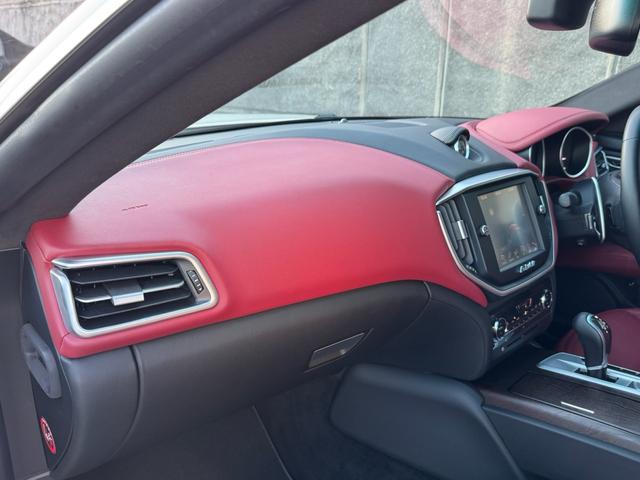 ギブリ Ｓ　ディーラー整備記録／赤革シート／レッドブレーキキャリパー／パドルシフト／スカイフックサスペンション／スポーツペダル／全席シートヒーター／メモリ付パワーシート／純正２０インチＡＷ／ＬＥＤ／スマートキー（51枚目）