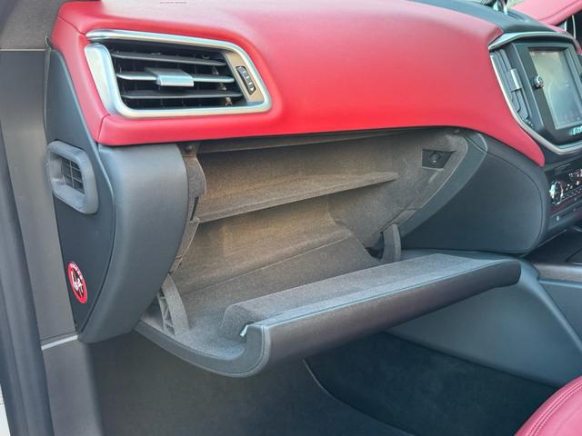 ギブリ Ｓ　ディーラー整備記録／赤革シート／レッドブレーキキャリパー／パドルシフト／スカイフックサスペンション／スポーツペダル／全席シートヒーター／メモリ付パワーシート／純正２０インチＡＷ／ＬＥＤ／スマートキー（52枚目）