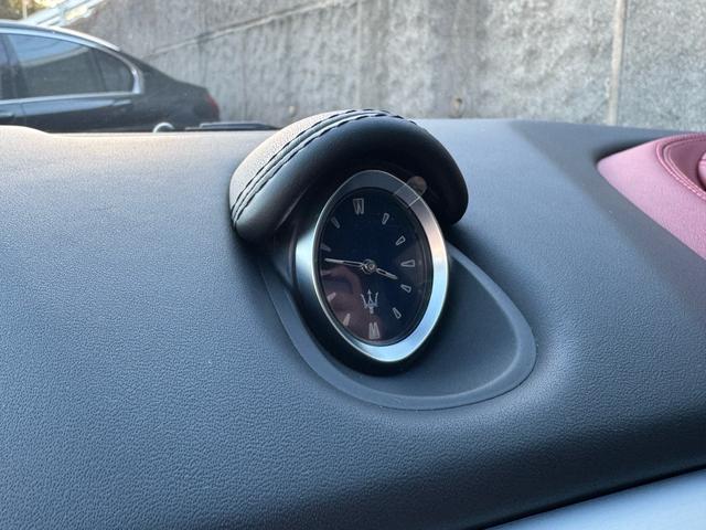 ギブリ Ｓ　ディーラー整備記録／赤革シート／レッドブレーキキャリパー／パドルシフト／スカイフックサスペンション／スポーツペダル／全席シートヒーター／メモリ付パワーシート／純正２０インチＡＷ／ＬＥＤ／スマートキー（53枚目）