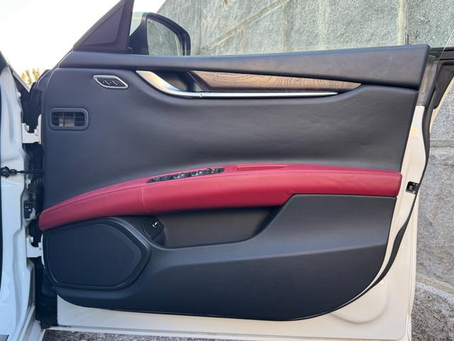 ギブリ Ｓ　ディーラー整備記録／赤革シート／レッドブレーキキャリパー／パドルシフト／スカイフックサスペンション／スポーツペダル／全席シートヒーター／メモリ付パワーシート／純正２０インチＡＷ／ＬＥＤ／スマートキー（55枚目）