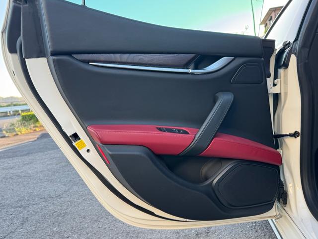 ギブリ Ｓ　ディーラー整備記録／赤革シート／レッドブレーキキャリパー／パドルシフト／スカイフックサスペンション／スポーツペダル／全席シートヒーター／メモリ付パワーシート／純正２０インチＡＷ／ＬＥＤ／スマートキー（56枚目）