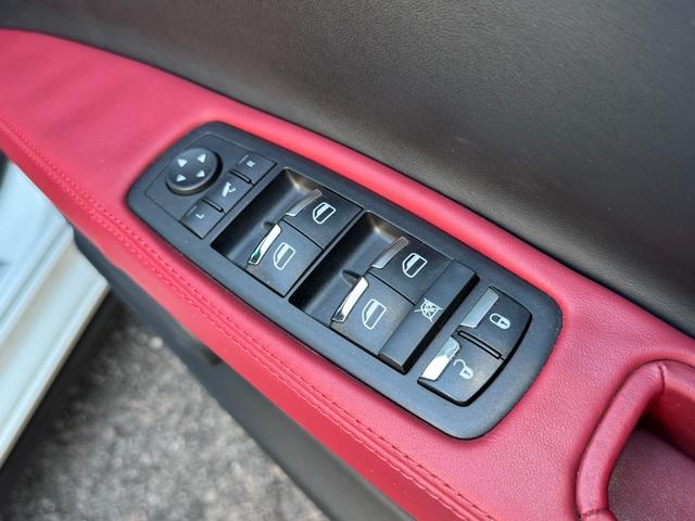 ギブリ Ｓ　ディーラー整備記録／赤革シート／レッドブレーキキャリパー／パドルシフト／スカイフックサスペンション／スポーツペダル／全席シートヒーター／メモリ付パワーシート／純正２０インチＡＷ／ＬＥＤ／スマートキー（57枚目）