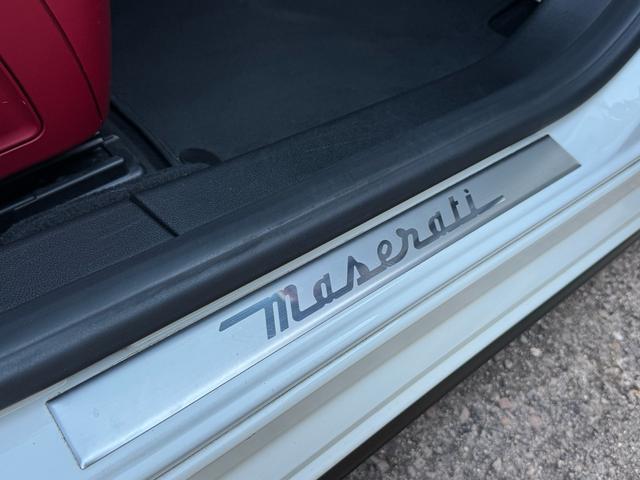 ギブリ Ｓ　ディーラー整備記録／赤革シート／レッドブレーキキャリパー／パドルシフト／スカイフックサスペンション／スポーツペダル／全席シートヒーター／メモリ付パワーシート／純正２０インチＡＷ／ＬＥＤ／スマートキー（59枚目）