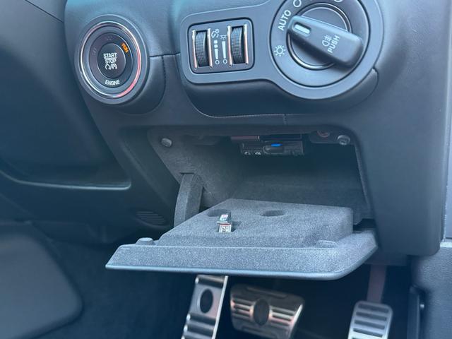 ギブリ Ｓ　ディーラー整備記録／赤革シート／レッドブレーキキャリパー／パドルシフト／スカイフックサスペンション／スポーツペダル／全席シートヒーター／メモリ付パワーシート／純正２０インチＡＷ／ＬＥＤ／スマートキー（60枚目）