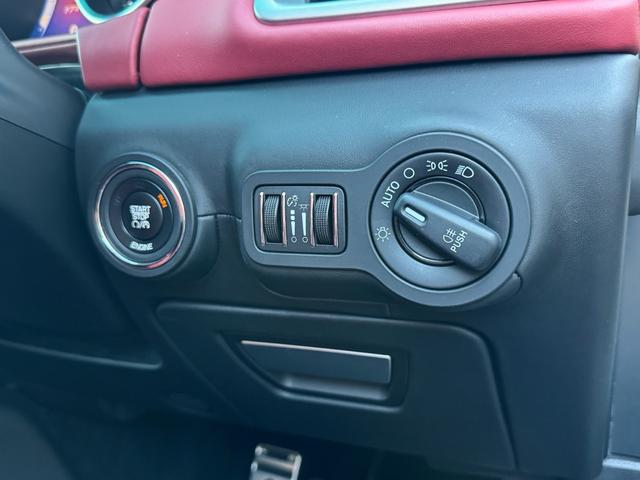 ギブリ Ｓ　ディーラー整備記録／赤革シート／レッドブレーキキャリパー／パドルシフト／スカイフックサスペンション／スポーツペダル／全席シートヒーター／メモリ付パワーシート／純正２０インチＡＷ／ＬＥＤ／スマートキー（61枚目）