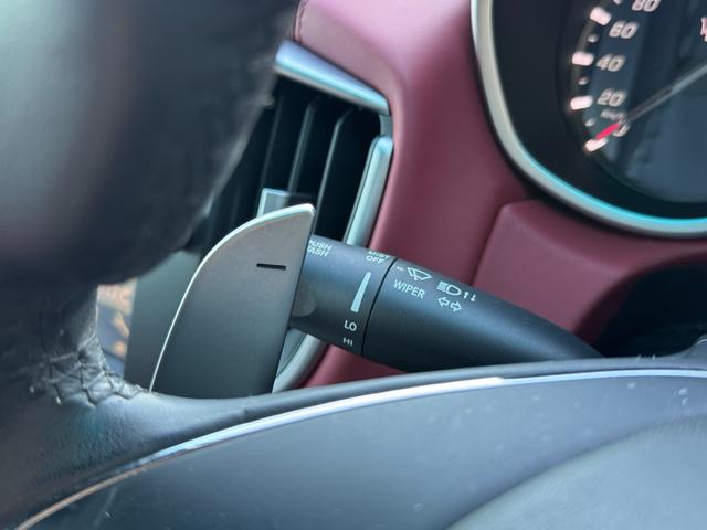 ギブリ Ｓ　ディーラー整備記録／赤革シート／レッドブレーキキャリパー／パドルシフト／スカイフックサスペンション／スポーツペダル／全席シートヒーター／メモリ付パワーシート／純正２０インチＡＷ／ＬＥＤ／スマートキー（70枚目）