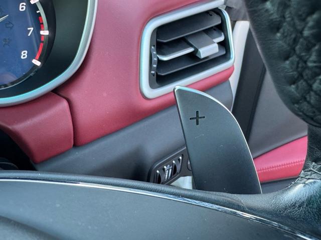 ギブリ Ｓ　ディーラー整備記録／赤革シート／レッドブレーキキャリパー／パドルシフト／スカイフックサスペンション／スポーツペダル／全席シートヒーター／メモリ付パワーシート／純正２０インチＡＷ／ＬＥＤ／スマートキー（71枚目）