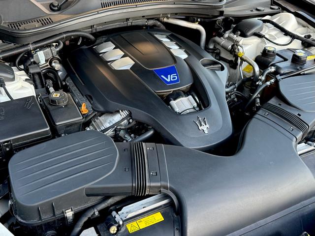 ギブリ Ｓ　ディーラー整備記録／赤革シート／レッドブレーキキャリパー／パドルシフト／スカイフックサスペンション／スポーツペダル／全席シートヒーター／メモリ付パワーシート／純正２０インチＡＷ／ＬＥＤ／スマートキー（75枚目）