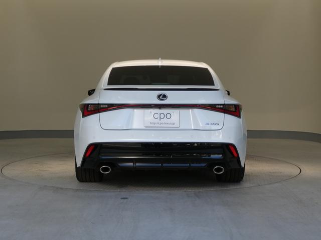 細部に宿る高級感と、見る人の感情を揺さぶる魅力がレクサス車にはございます。