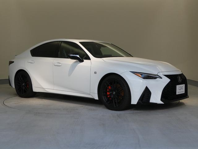 最新の整備施設で、レクサスに精通したテクニカルスタッフがメンテナンスいたします。