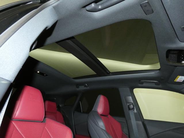 【パノラマルーフ】前席のチルト・スライド式ガラスルーフに加えて後席までガラスルーフが広がっている為、開放感あふれる室内空間を演出いたします。