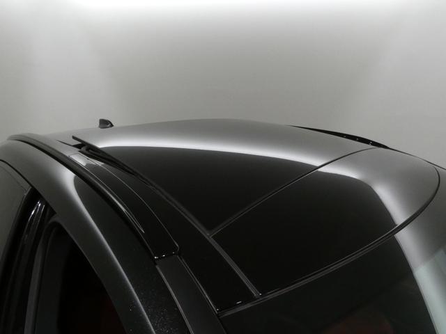 【パノラマルーフ】前席のチルト・スライド式ガラスルーフに加えて後席までガラスルーフが広がっている為、開放感あふれる室内空間を演出いたします。