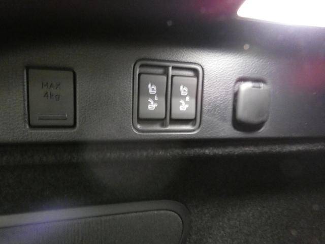 【セカンドパワーシート】前席だけでなく、２列目も電動パワーシートとなっております。