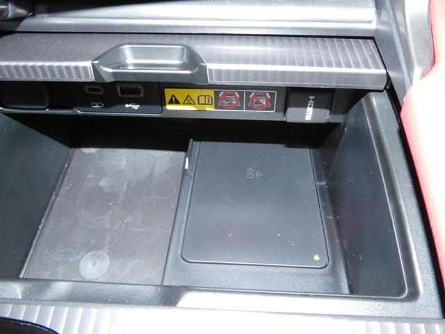 【おくだけ充電】スマートフォンを置くだけで充電が可能です。ケーブルの抜き差しや探す必要もないので運転に集中できます。