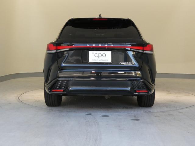 細部に宿る高級感と、見る人の感情を揺さぶる魅力がレクサス車にはございます。