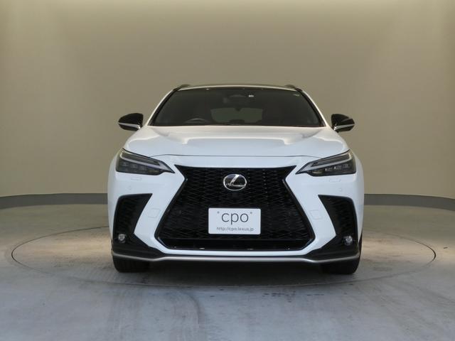 ＮＸ ＮＸ３５０ｈ　Ｆスポーツ　三眼ヘッドライト　パノラマルーフ　デジタルインナーミラー　後席電動シート　後席シートヒーター　アドバンストパーク　パノラミックビューモニター　オレンジキャリパー　レーンチェンジアシスト付き（15枚目）
