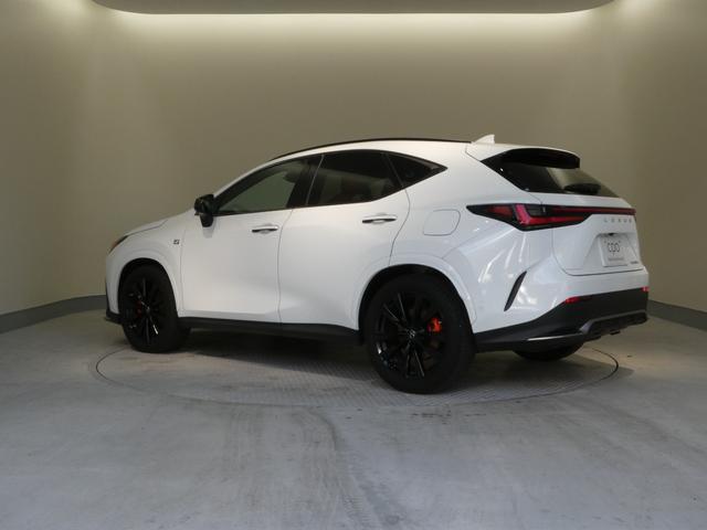 ＮＸ ＮＸ３５０ｈ　Ｆスポーツ　三眼ヘッドライト　パノラマルーフ　デジタルインナーミラー　後席電動シート　後席シートヒーター　アドバンストパーク　パノラミックビューモニター　オレンジキャリパー　レーンチェンジアシスト付き（18枚目）