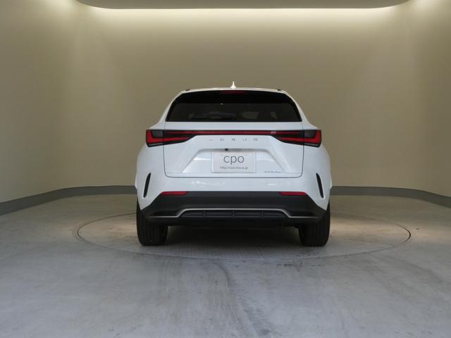 ＮＸ ＮＸ３５０ｈ　Ｆスポーツ　三眼ヘッドライト　パノラマルーフ　デジタルインナーミラー　後席電動シート　後席シートヒーター　アドバンストパーク　パノラミックビューモニター　オレンジキャリパー　レーンチェンジアシスト付き（19枚目）