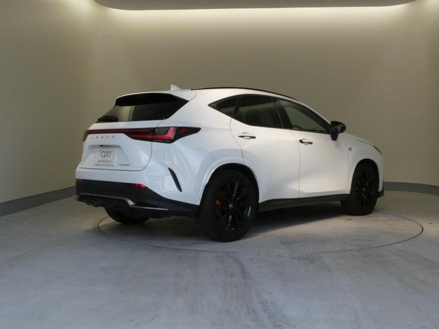 ＮＸ ＮＸ３５０ｈ　Ｆスポーツ　三眼ヘッドライト　パノラマルーフ　デジタルインナーミラー　後席電動シート　後席シートヒーター　アドバンストパーク　パノラミックビューモニター　オレンジキャリパー　レーンチェンジアシスト付き（20枚目）