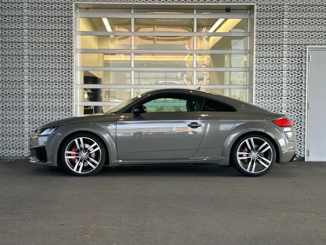 ＴＴクーペ ４５ＴＦＳＩクワトロ　Ｓ　ｌｉｎｅ　パッケージ、コンフォートパッケージ、ブラック　ａｕｄｉ　ｒｉｎｇｓ　＆　ブラックハイグロススタイリングパッケージ　（Ａｕｄｉ　ｅｘｃｌｕｓｉｖｅ）（3枚目）