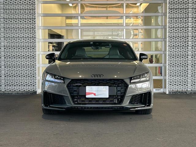 ＴＴクーペ ４５ＴＦＳＩクワトロ　Ｓ　ｌｉｎｅ　パッケージ、コンフォートパッケージ、ブラック　ａｕｄｉ　ｒｉｎｇｓ　＆　ブラックハイグロススタイリングパッケージ　（Ａｕｄｉ　ｅｘｃｌｕｓｉｖｅ）（4枚目）