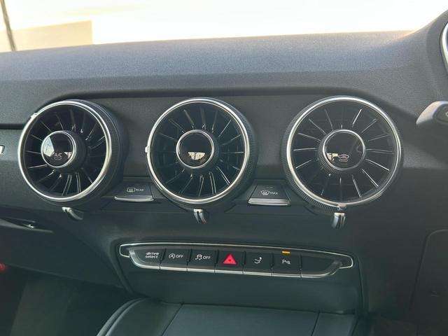 ＴＴクーペ ４５ＴＦＳＩクワトロ　Ｓ　ｌｉｎｅ　パッケージ、コンフォートパッケージ、ブラック　ａｕｄｉ　ｒｉｎｇｓ　＆　ブラックハイグロススタイリングパッケージ　（Ａｕｄｉ　ｅｘｃｌｕｓｉｖｅ）（19枚目）