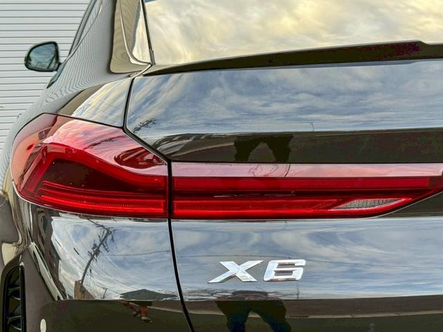 Ｘ６ ｘＤｒｉｖｅ　３５ｄ　Ｍスポーツ　純正ＨＤＤナビ地デジＴＶ・チャコールレザーシート・パノラマサンルーフ・ＡｐｐｌｅＣａｒＰｌａｙ・アンビエントライト・ハンズオフ・カーブドディスプレイ・電動リアゲート・全方位カメラ・ミラーＥＴＣ（17枚目）