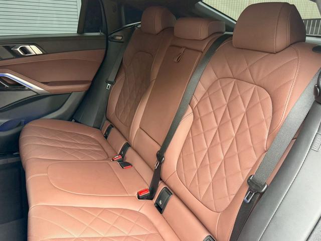 Ｘ６ ｘＤｒｉｖｅ　３５ｄ　Ｍスポーツ　純正ＨＤＤナビ地デジＴＶ・チャコールレザーシート・パノラマサンルーフ・ＡｐｐｌｅＣａｒＰｌａｙ・アンビエントライト・ハンズオフ・カーブドディスプレイ・電動リアゲート・全方位カメラ・ミラーＥＴＣ（26枚目）