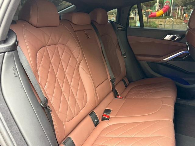 Ｘ６ ｘＤｒｉｖｅ　３５ｄ　Ｍスポーツ　純正ＨＤＤナビ地デジＴＶ・チャコールレザーシート・パノラマサンルーフ・ＡｐｐｌｅＣａｒＰｌａｙ・アンビエントライト・ハンズオフ・カーブドディスプレイ・電動リアゲート・全方位カメラ・ミラーＥＴＣ（28枚目）