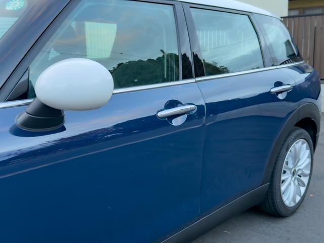 MINI クーパーSD クラブマン ブルーレザーシート パノラマサンルーフ シートヒーター バックカメラ ソナー 純正ナビ 17インチAW キセノンヘッドライト スマートキー 観音開き メモリーパワーシート(11枚目)